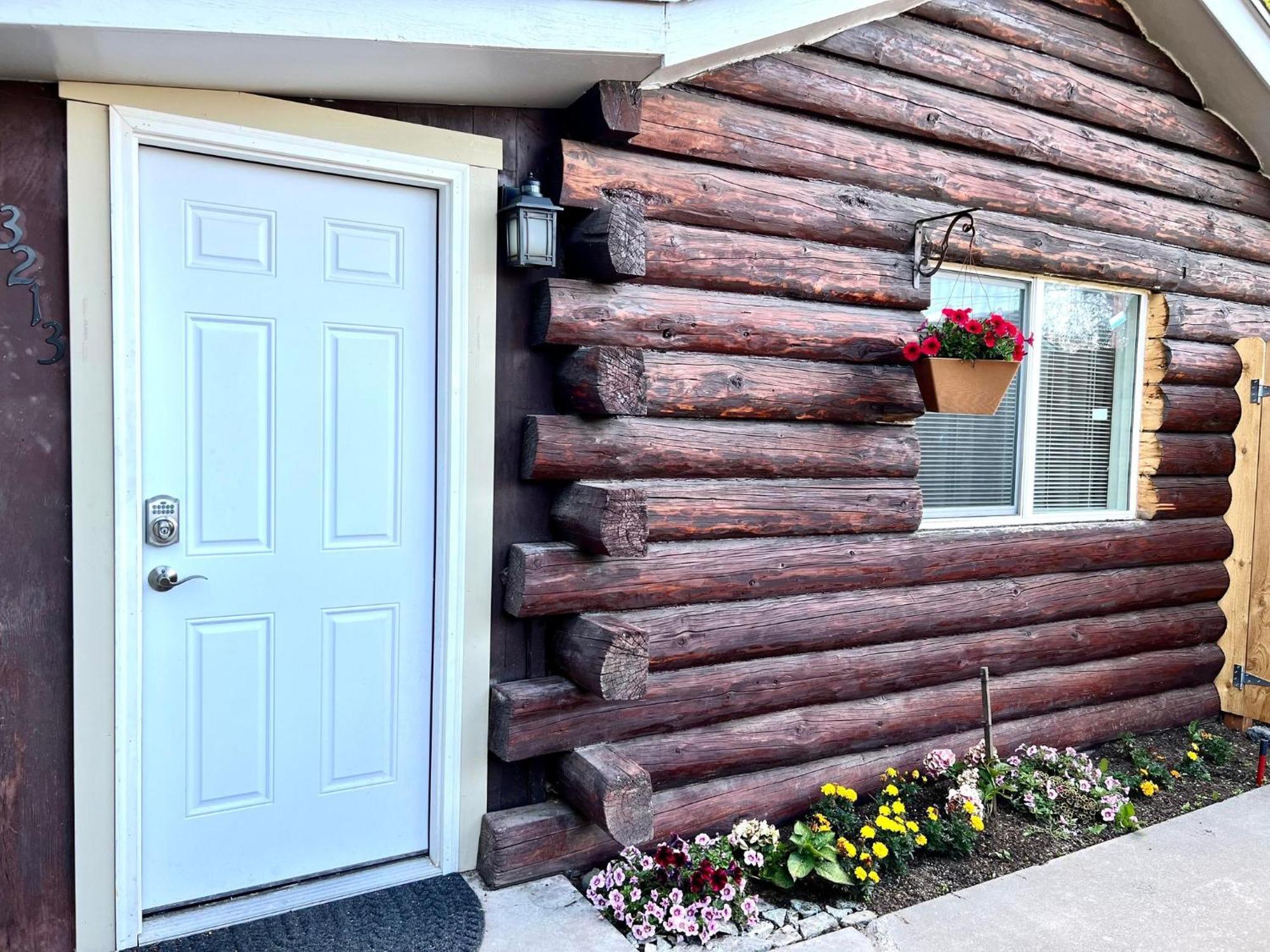 Log House In Heart Of Anchorageアパートメント エクステリア 写真